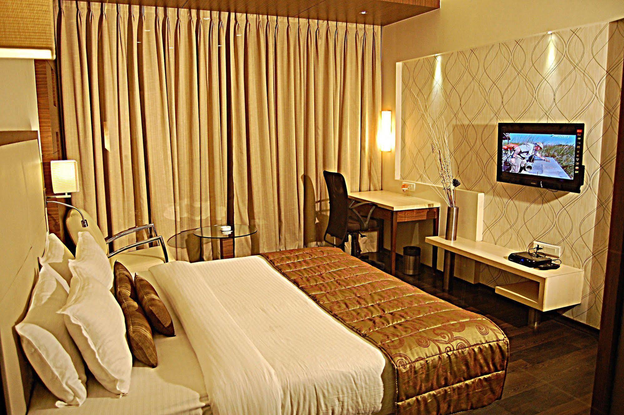 Sentosa Resorts Chinchvad Bagian luar foto